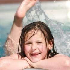 Mädchen im Schwimmbad