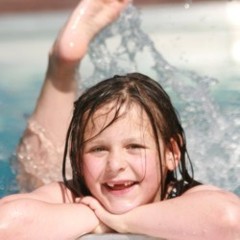 Mädchen im Schwimmbad