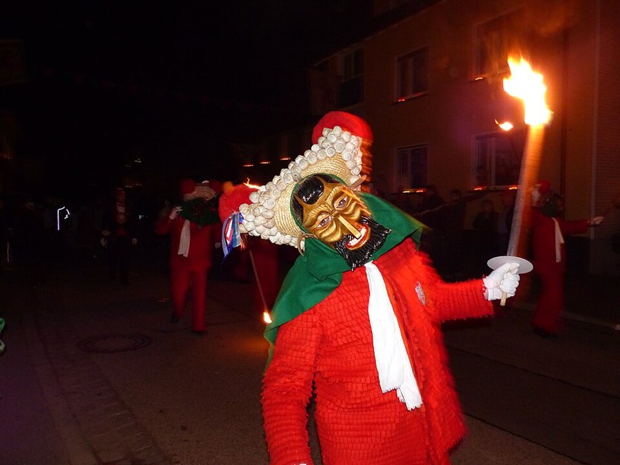 Schuttige beim Fackelumzug in Elzach während der Fasnet 2014.