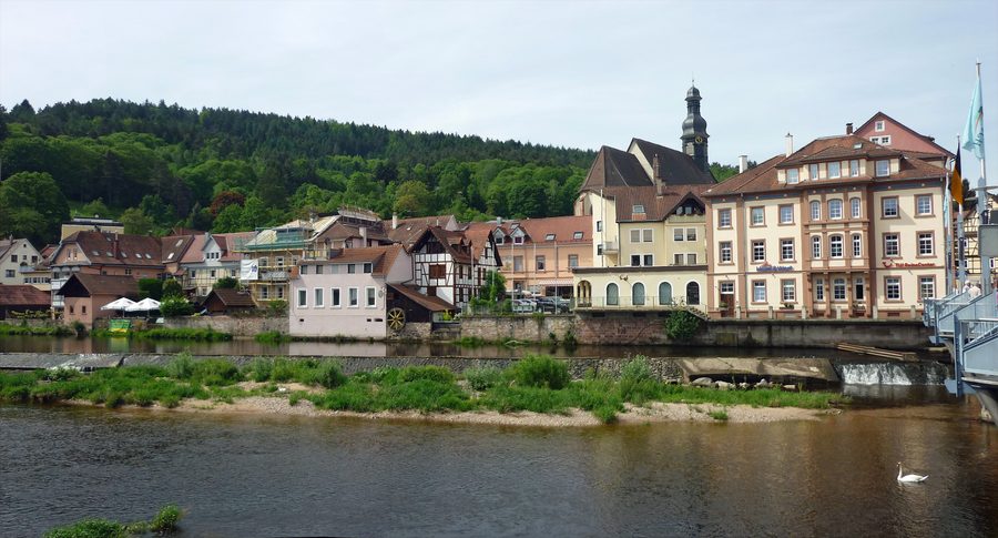 Schlossstraße am Murgufer in Gernsbach mit historischen Gebäuden