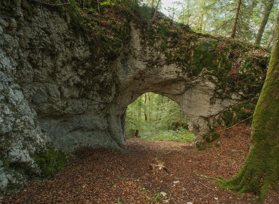 Heidentor, ein markanter Felsbogen im Wald oberhalb von Egesheim