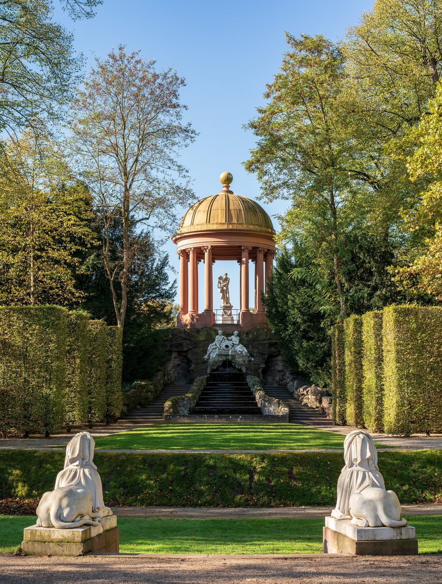 Blick vom Gartentheater auf den Apollotempel im Schwetzinger Schlossgarten