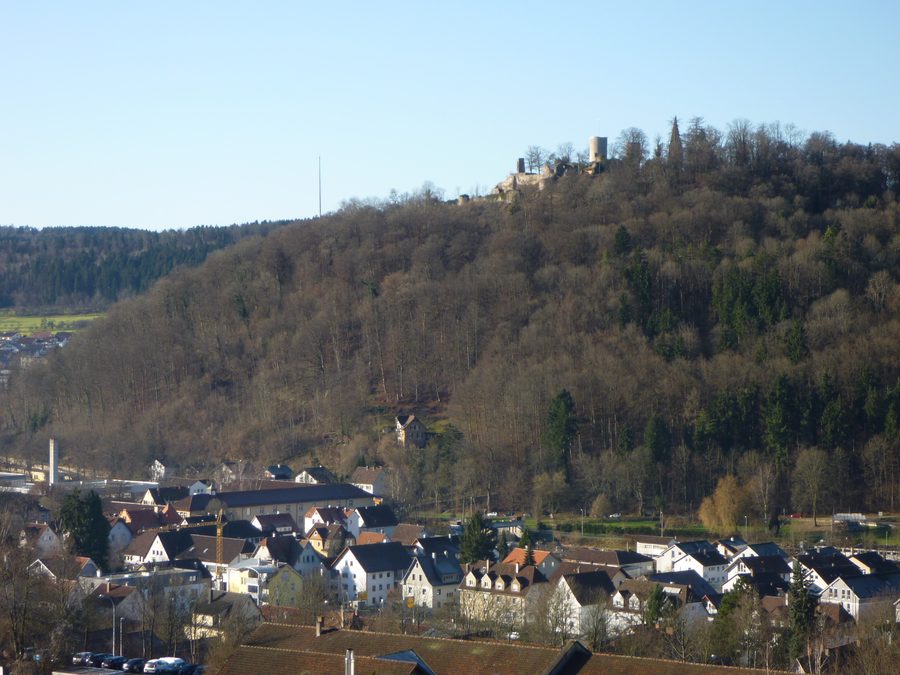 Burgruine Hohennagold über Nagold im Nordschwarzwald mit Blick ins Tal