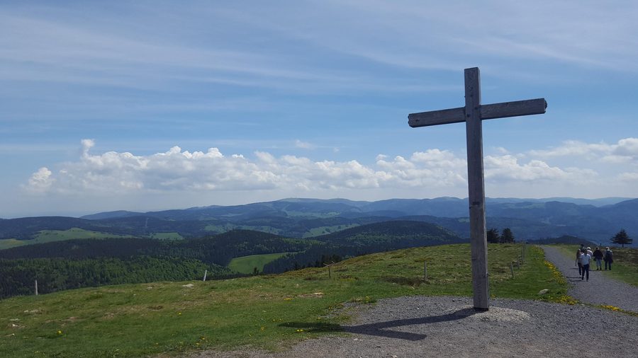Gipfelkreuz auf dem baumfreien Belchengipfel im Schwarzwald