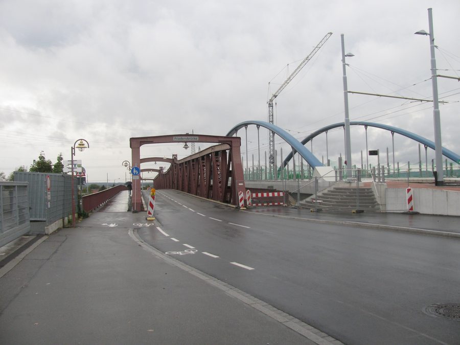 Friedensbrücke in Weil am Rhein mit der neuerrichteten Brücke für die Straßenbahn