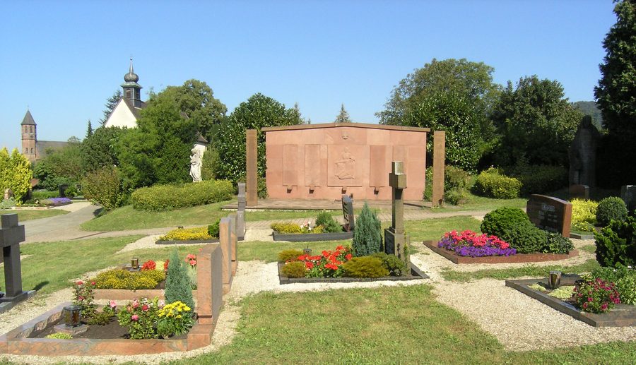 Friedhof in Malsch mit Gefallenendenkmal, Kirche St. Cyriak und St.-Peter-Kapelle
