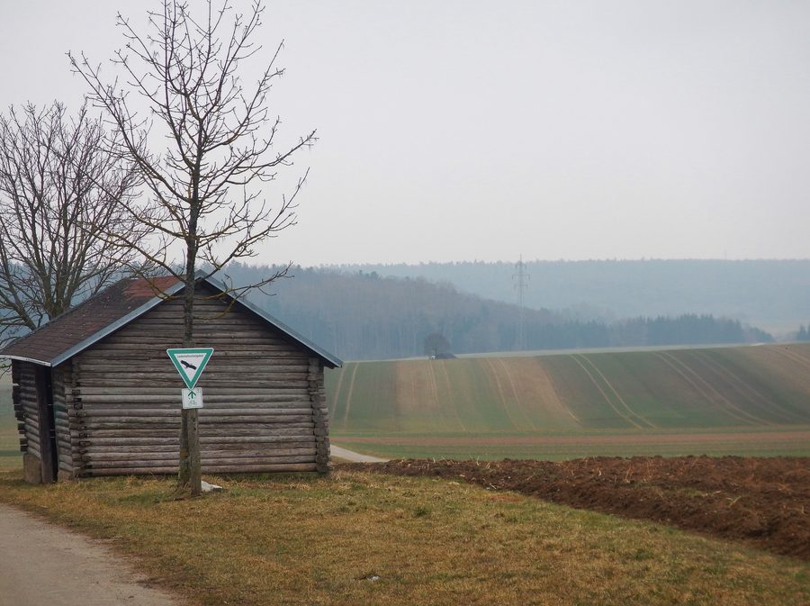 Landschaft im Schutzgebiet Würm-Heckengäu mit Weg und Schutzhütte