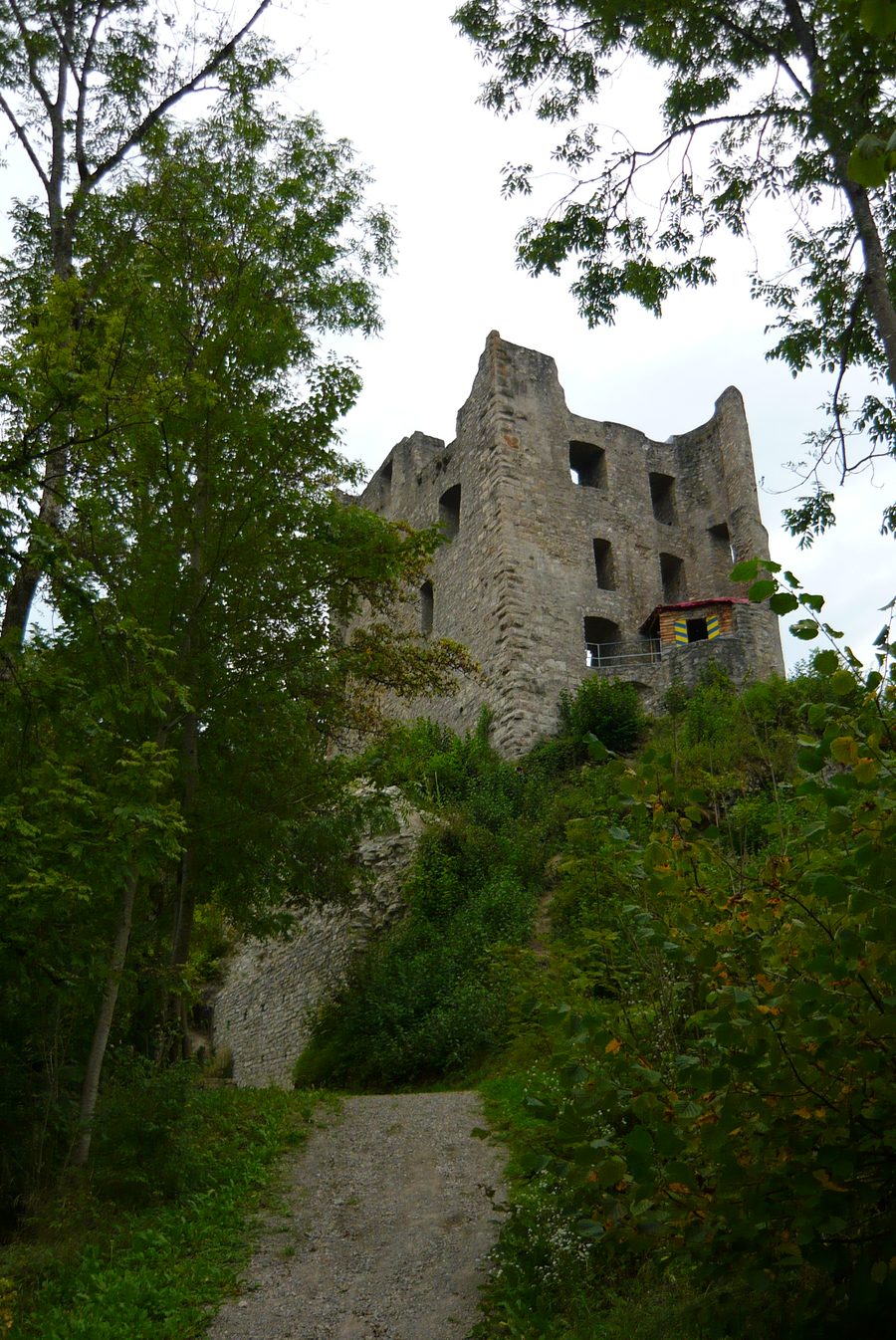 Burgruine Herrenzimmern mit erhaltenen Mauerresten