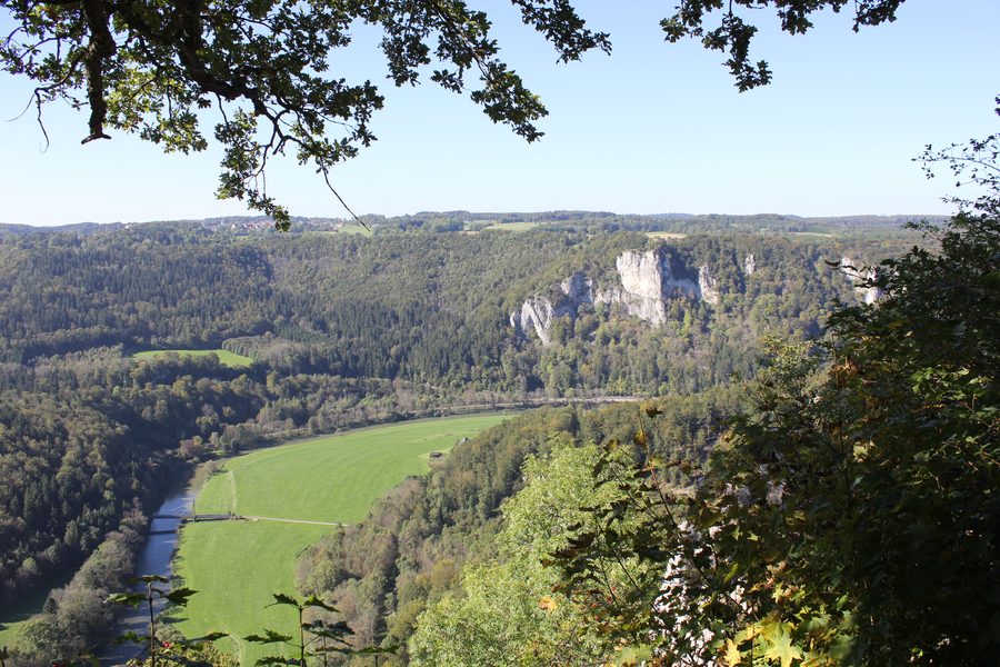 Blick von der Burg Wildenstein auf die Felslandschaft und das Donautal im Naturpark Obere Donau