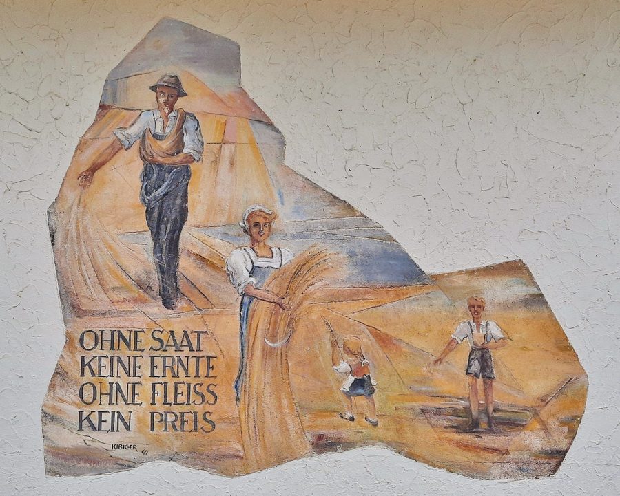 Fassadenmalerei von Julius Kibiger an der ehemaligen Schule in Wies