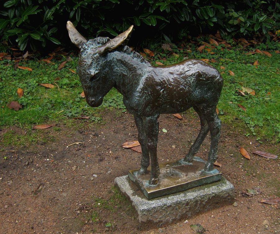 Bronze-Esel der Bildhauerin Reneé Sintenis am Eselsweg im Kurpark von Badenweiler