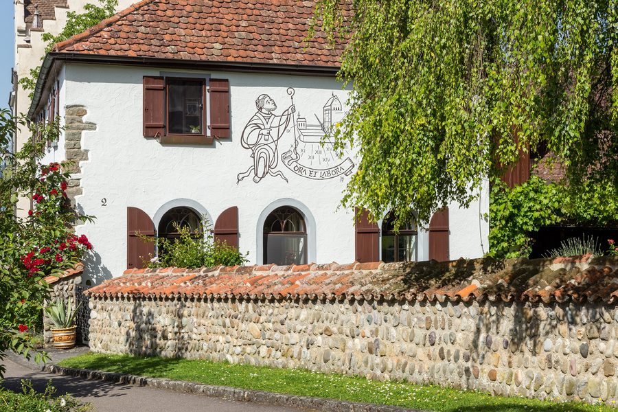 „Ora et Labora“ am ehemaligen Benediktinerkloster in Mittelzell auf der Reichenau