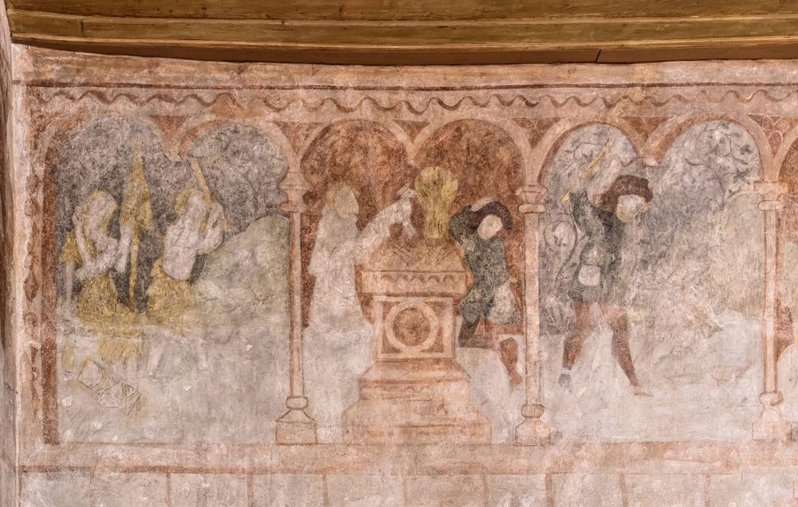 Innenraum der evangelischen Kirche in Fischingen mit historischen Fresken