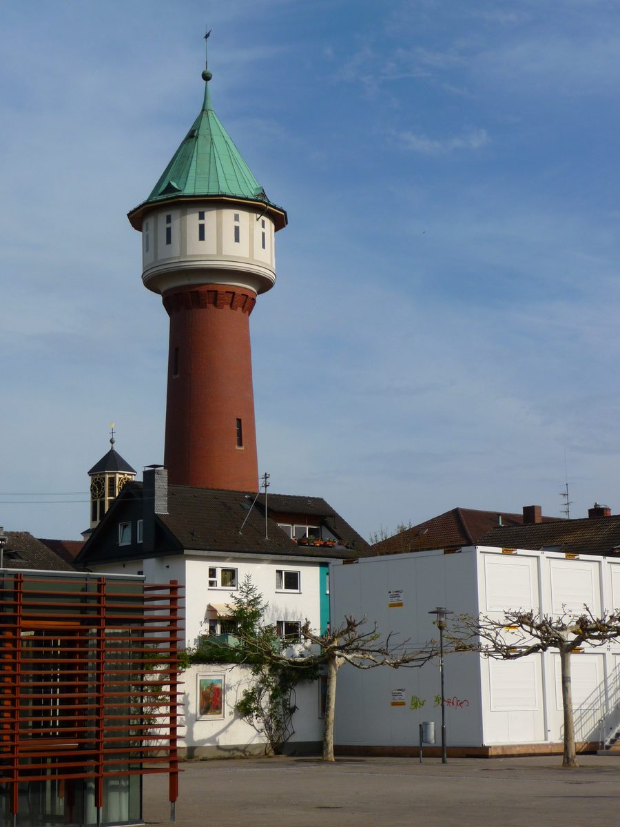 Blick vom Schulhof auf den Eppelheimer Wasserturm und den Turm der evangelischen Pauluskirche