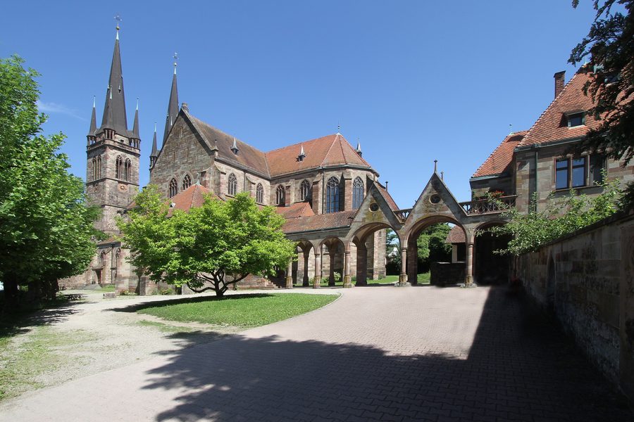 Verbindung zwischen der Pfarrkirche St. Johannes und dem Pfarrhaus in Ottersweier