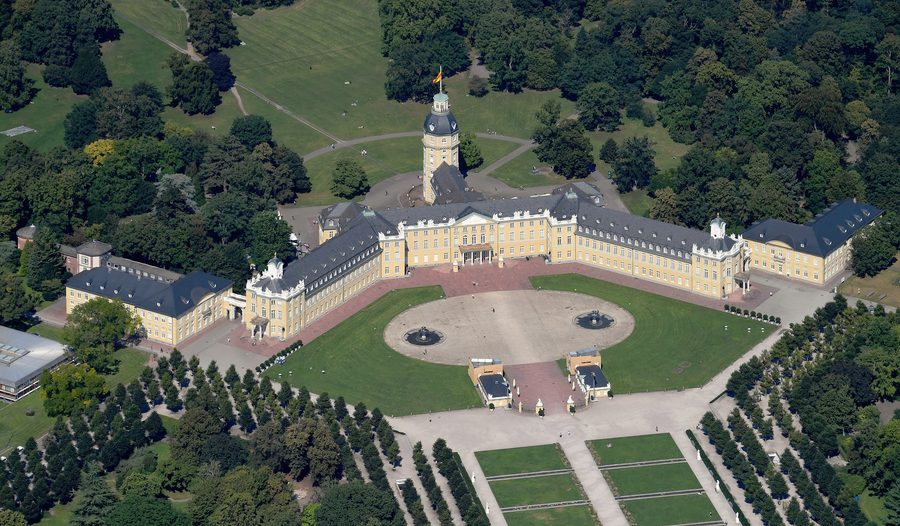 Luftbild des Karlsruher Schlosses aus südwestlicher Richtung