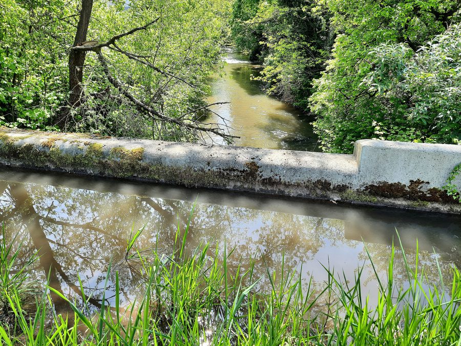 Gewässerkreuzung in Eimeldingen, an der der von der Kander abgezweigte Mühlbach über eine Brücke über die Kander geführt wird