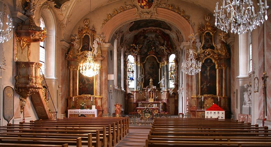 Innenraum der katholischen Kirche St. Michael in Appenweier mit Hochaltar und Seitenaltären