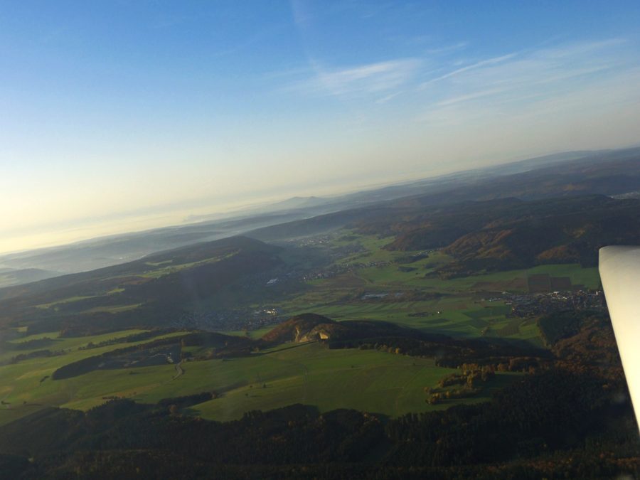 Landschaft auf dem Großen Heuberg mit hügeligem Gelände und offenen Flächen