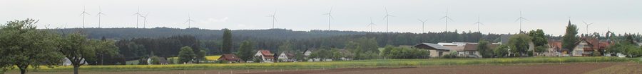 Windpark Simmersfeld in der Landschaft des Nordschwarzwalds