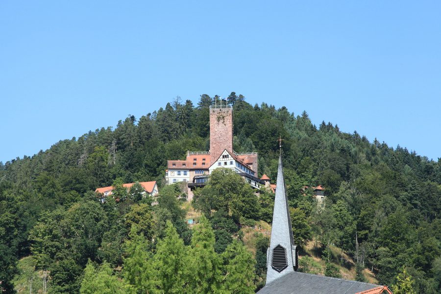 Burg Liebenzell über der Kirche St. Lioba in Bad Liebenzell