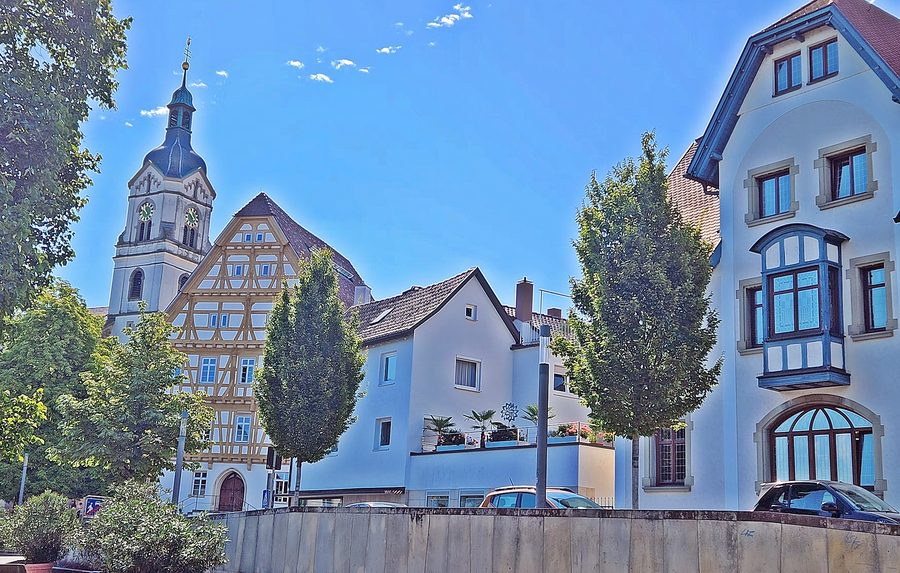 Kirche, Oberes Schloss und ehemalige Apotheke am Schlossplatz in Neuhausen auf den Fildern