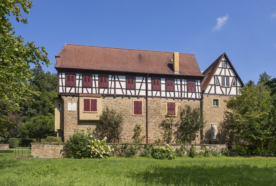 Schloss Kürnbach im Ortskern, von Süd-Südwesten gesehen