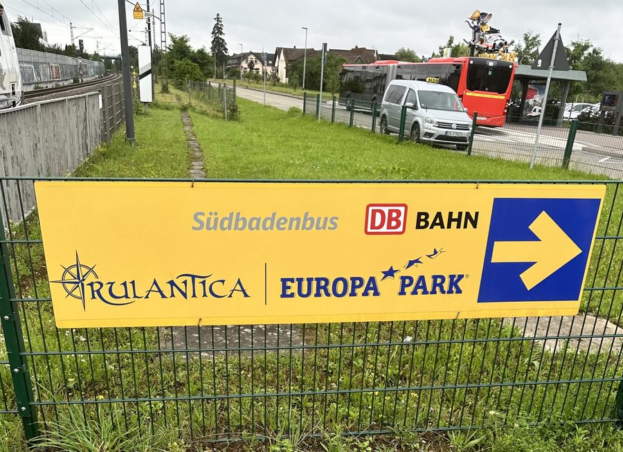 Wegweiser am Bahnhof Ringsheim-Europa-Park zur Bushaltestelle