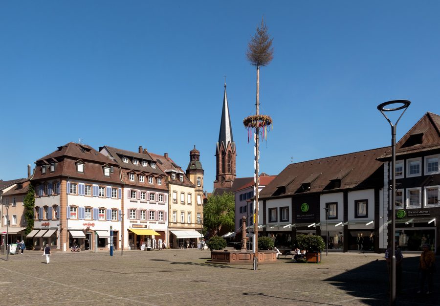 Marktplatz in Emmendingen mit dem Turm der Evangelischen Stadtkirche