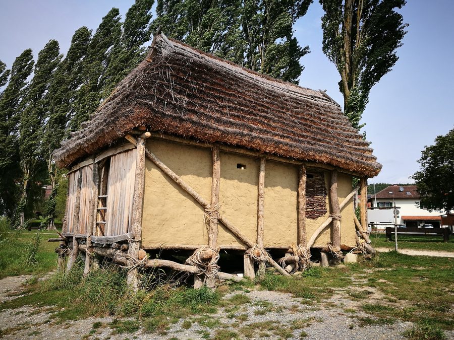 Rekonstruktion eines steinzeitlichen Pfahlbauhauses in Öhningen-Wangen