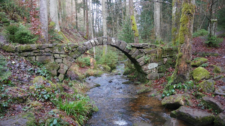 Saniertes Steinernes Brückle in Oberreichenbach im Landkreis Calw