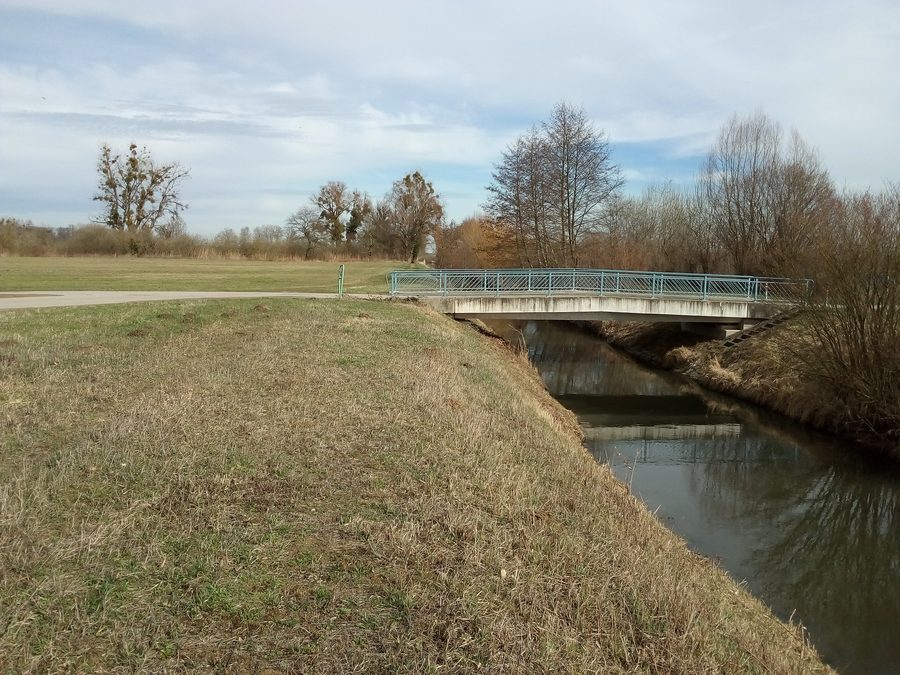 Rheinniederungskanal bei Linkenheim-Hochstetten mit der Neuen Mittelgründsbrücke