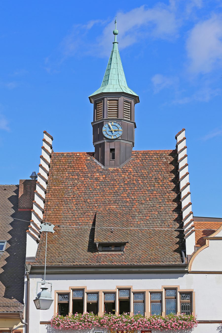 Turm des Rathauses von Staufen im Breisgau