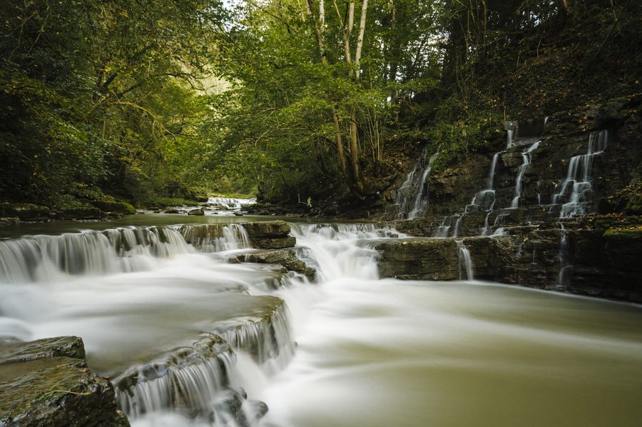 Naturschutzgebiet Schlichemklamm bei Epfendorf mit bewaldetem Tal, Felsbildungen und Wiesen