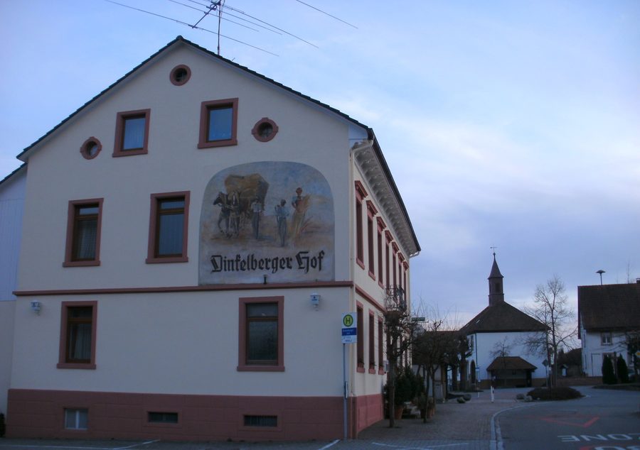 Dorfzentrum von Rheinfelden-Adelhausen mit dem Gasthaus Dinkelberger Hof und Fassadenfresko