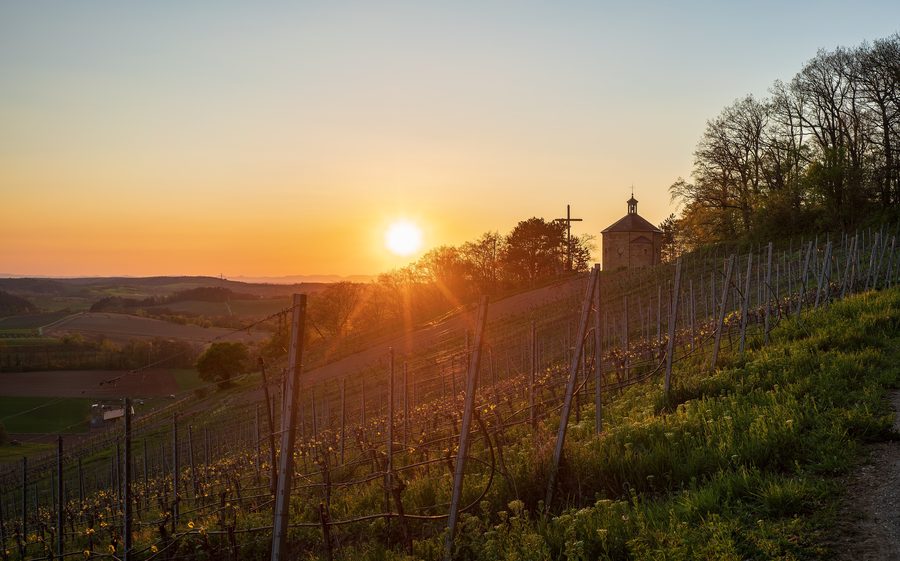 Kreuzbergkapelle über den Weinbergen bei Tiefenbach in Östringen bei Sonnenuntergang