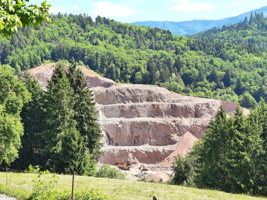 Blick von Sallneck auf den Granit-Steinbruch Kinnwald in Tegernau im Kleinen Wiesental