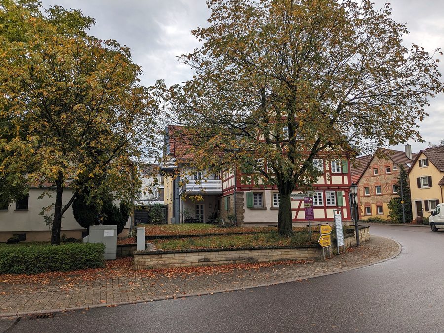 Kulturdenkmal Maulbronner Straße 1 in Ölbronn, Ansicht von Südost
