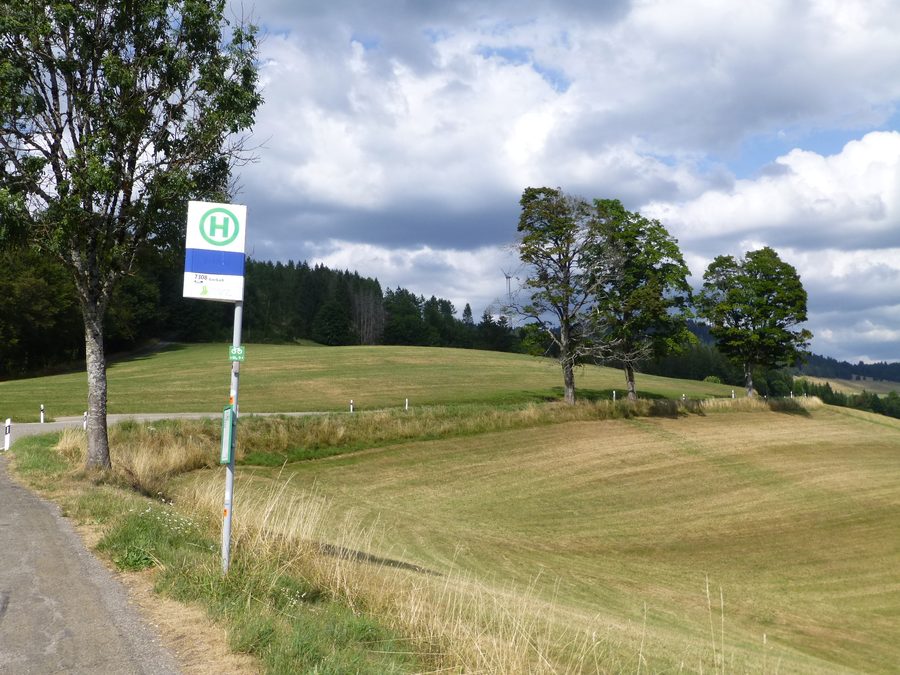 Landschaft nahe Gersbach mit Haltestelle und Windturm