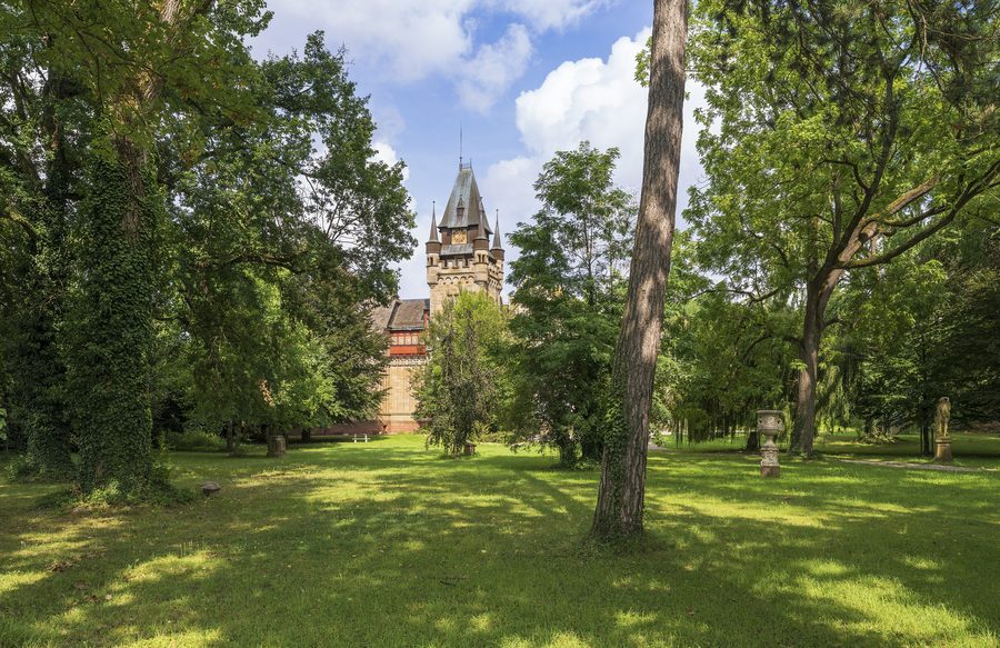 Schloss Gondelsheim mit Hauptturm, gesehen durch den Schlosspark von Westen