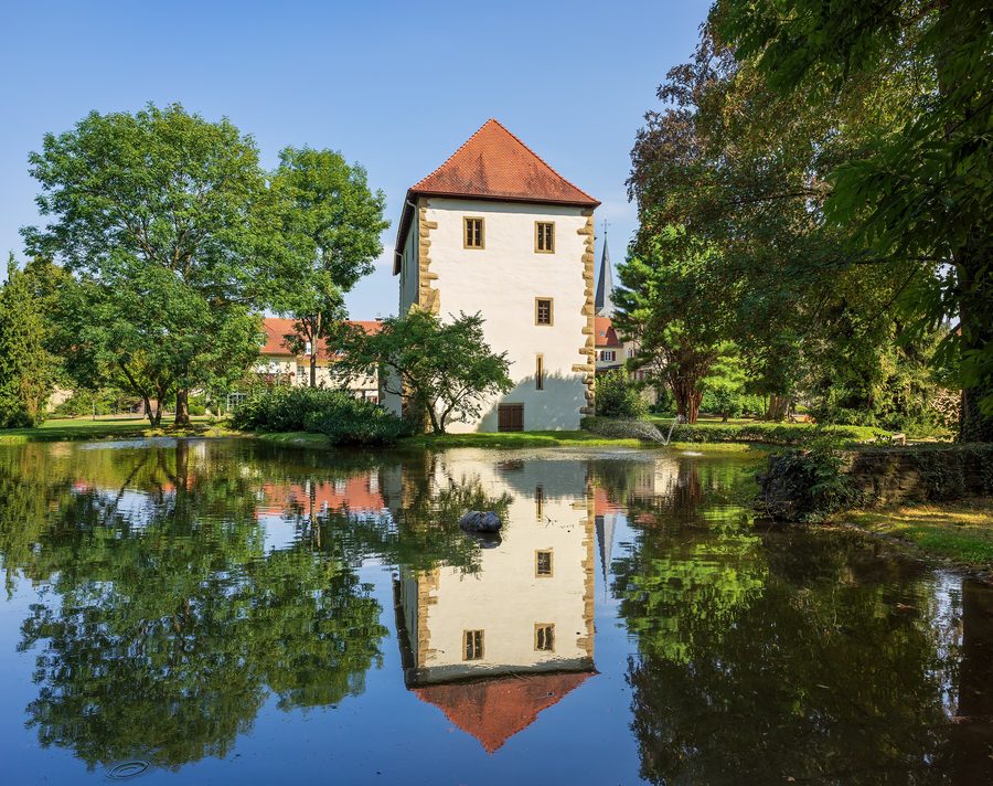 Altes Schloss in Neckarbischofsheim, vom Schlossteich aus gesehen