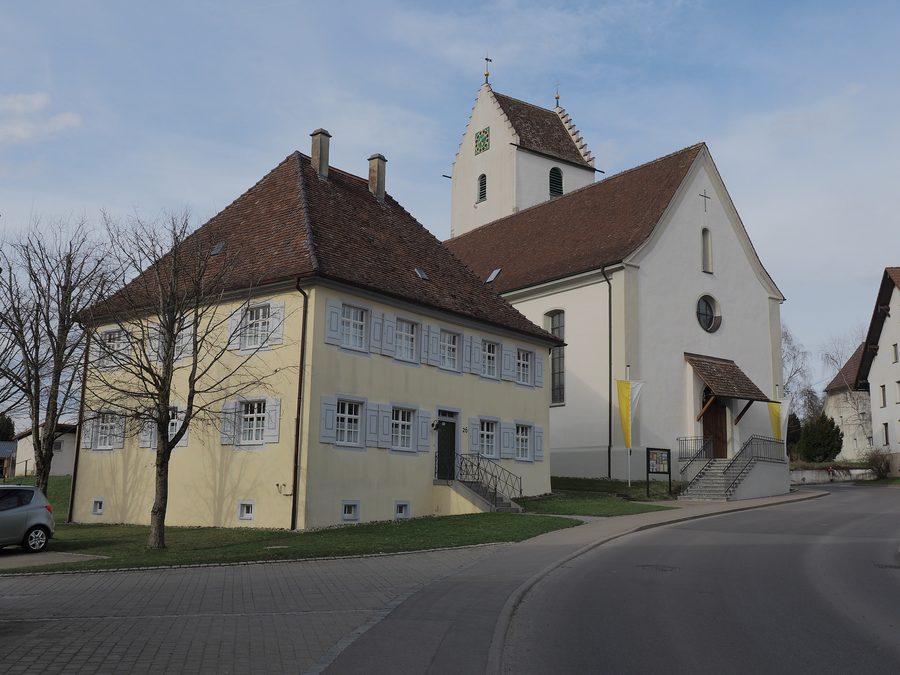 Kaplanhaus und Pfarrkirche St. Cosmas und Damian in Liggersdorf