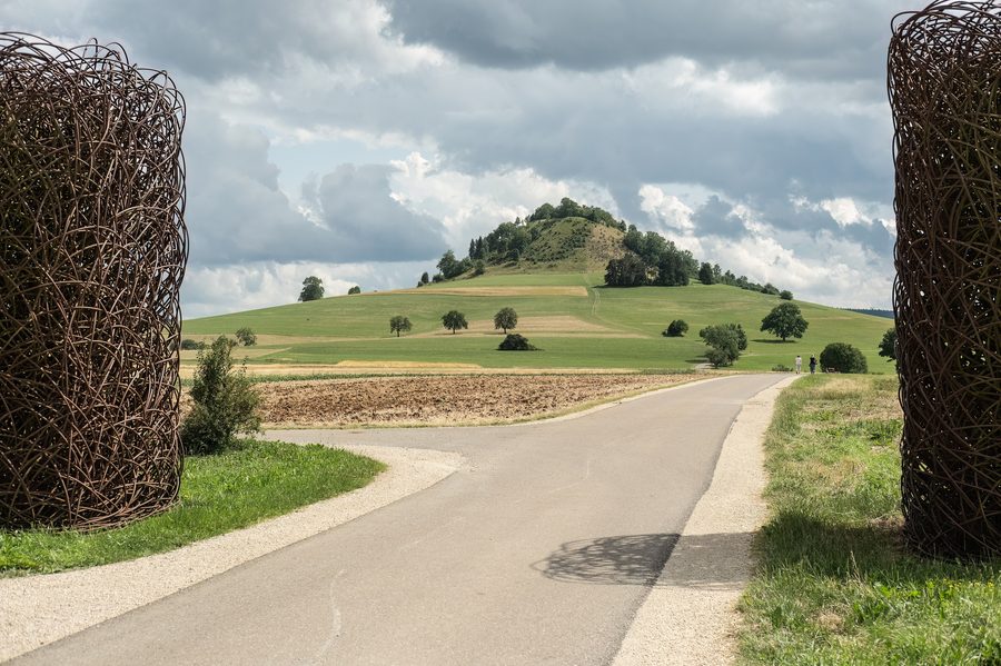Blick auf den Hohenkarpfen bei Hausen ob Verena in der Landschaft der Baar