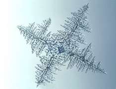 Schneeflocke mit Eisstrukturen