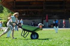 Schubkarrenslalom beim Kinder- und Familienfest im Vogtsbauernhof