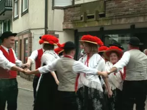 Traditionelle Feste im Schwarzwald mit Tracht und Tanz